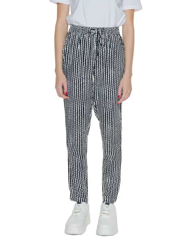 Only 474493 Hose mit weißen Schuhen