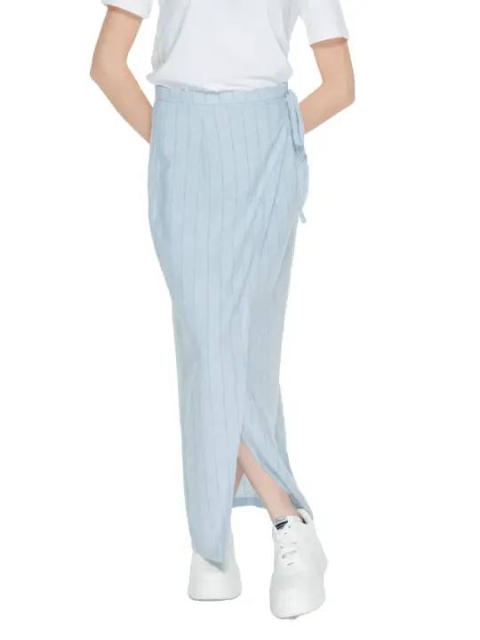 Hellerblauer plissierter Rock mit Gürtel