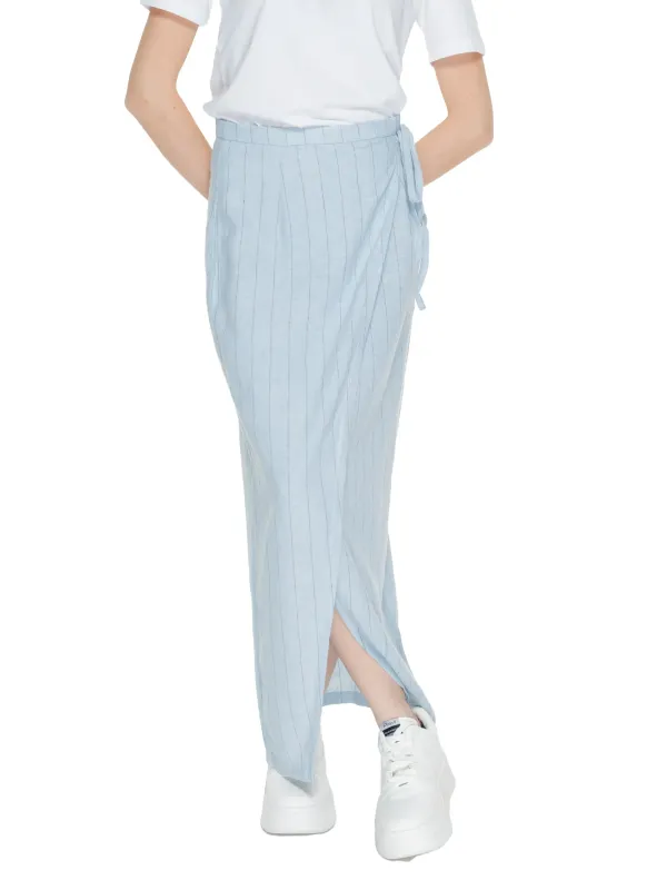 Hellerblauer plissierter Rock mit Gürtel