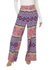 Bunte Schlaghosen, beige Oberteil, Schuhe