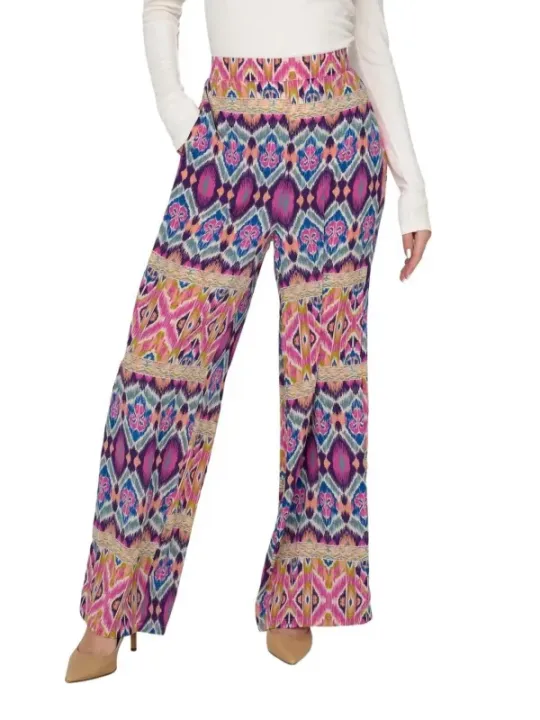 Bunte Schlaghosen, beige Oberteil, Schuhe