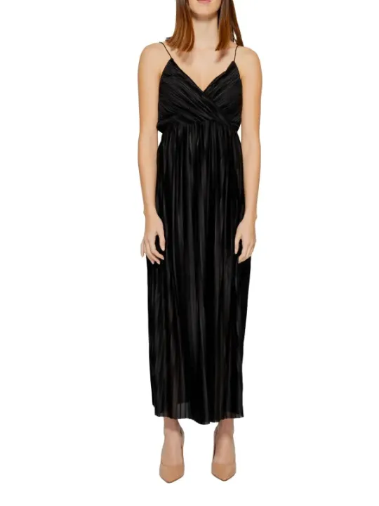 Schwarzes Sommerkleid mit Spaghetti-Trägern