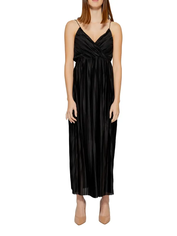 Schwarzes Sommerkleid mit Spaghetti-Trägern