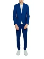 Blauer Anzug mit weißen Schuhen