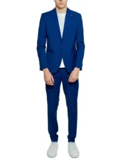 Blauer Anzug mit weißen Schuhen