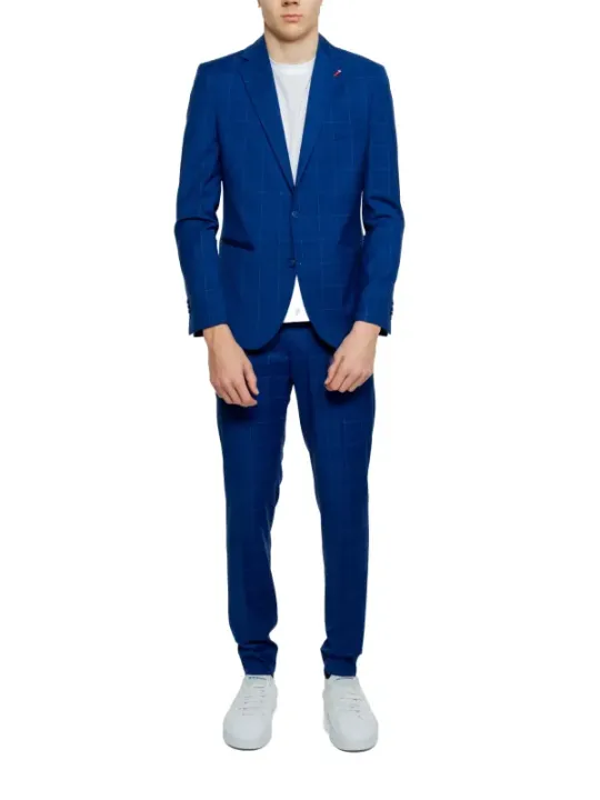 Blauer Anzug mit weißen Schuhen