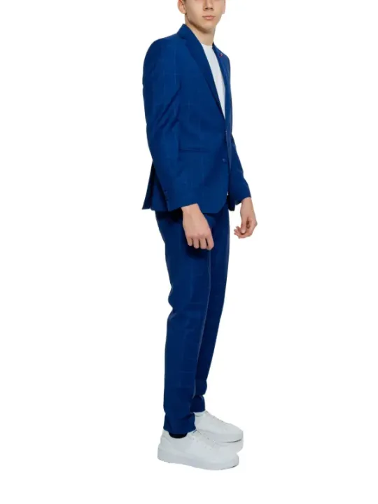 Junge im blauen Anzug