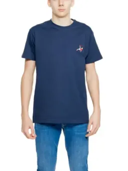 Junge in blauem Hydra-Outfit