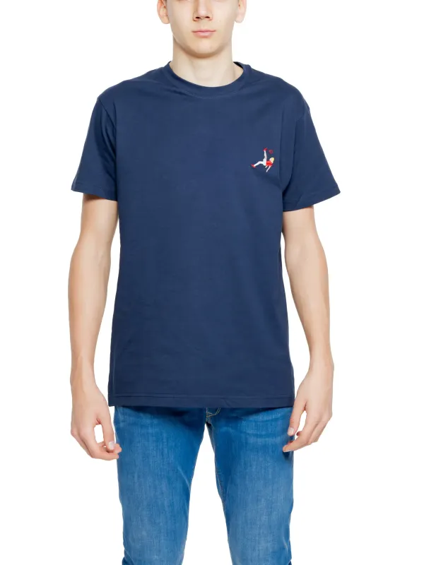 Junge in blauem Hydra-Outfit