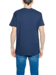 Mann trägt grünes Hydra T-Shirt