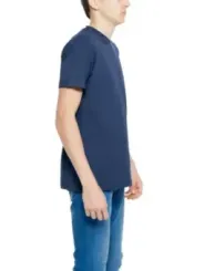 Junge trägt bequemes Baumwoll-T-Shirt