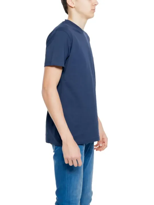 Junge trägt bequemes Baumwoll-T-Shirt