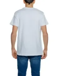 Junge trägt weißes Hydra T-Shirt