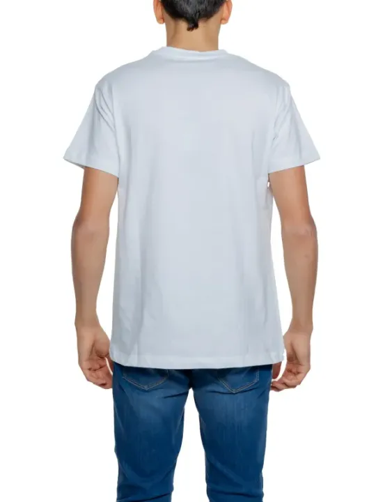 Junge trägt weißes Hydra T-Shirt