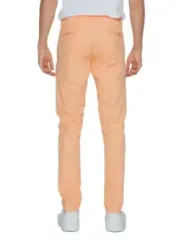 Helle Hose, weißer Sneaker, Mann