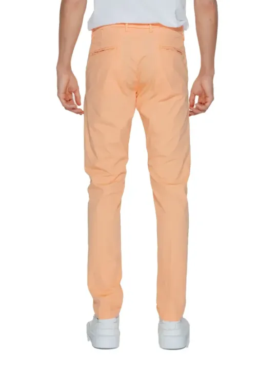 Helle Hose, weißer Sneaker, Mann