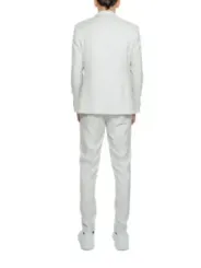 Weißer Herrenanzug, stilvoll und modern