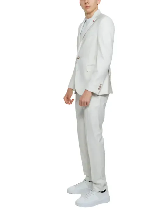 Moderner grauer Herrenanzug schlanker Schnitt