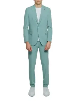 Moderner grüner Mulish Anzug mit Sneakern