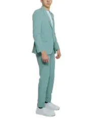 Moderner grüner Herrenanzug mit Sneakern