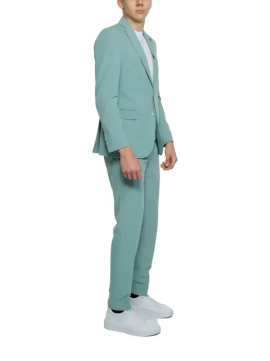 Moderner grüner Herrenanzug mit Sneakern