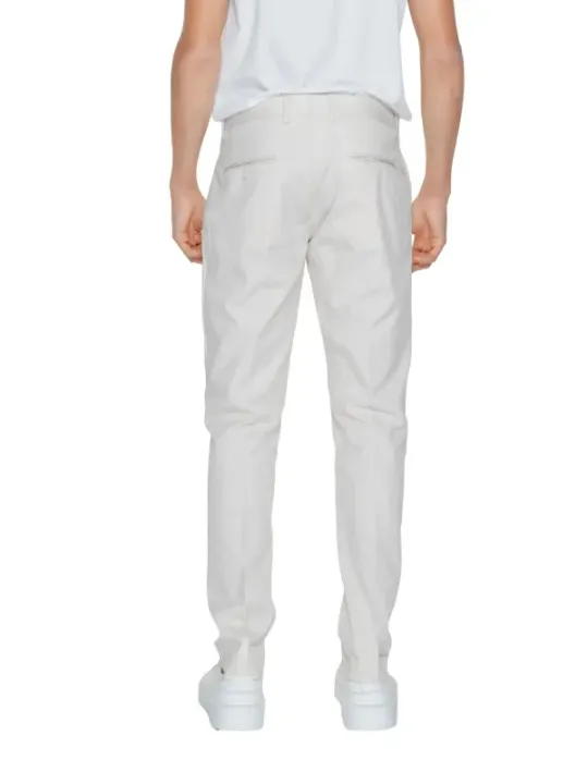 Weiße Hose mit dicker Sohle