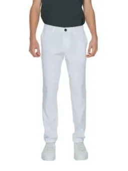 Weiße Armani Exchange Hosen mit Gürtel.