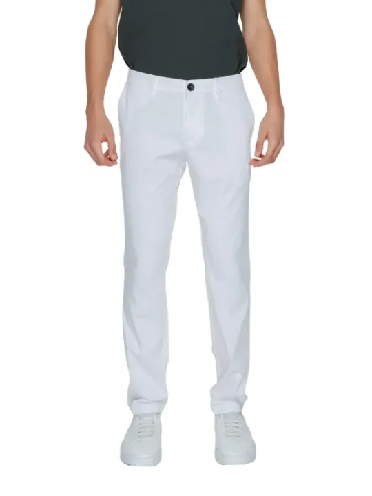 Weiße Armani Exchange Hosen mit Gürtel.