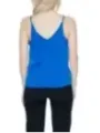 Blaues Tanktop mit offenem Rücken