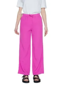 Pinke Schlaghosen mit schwarzen Sandalen