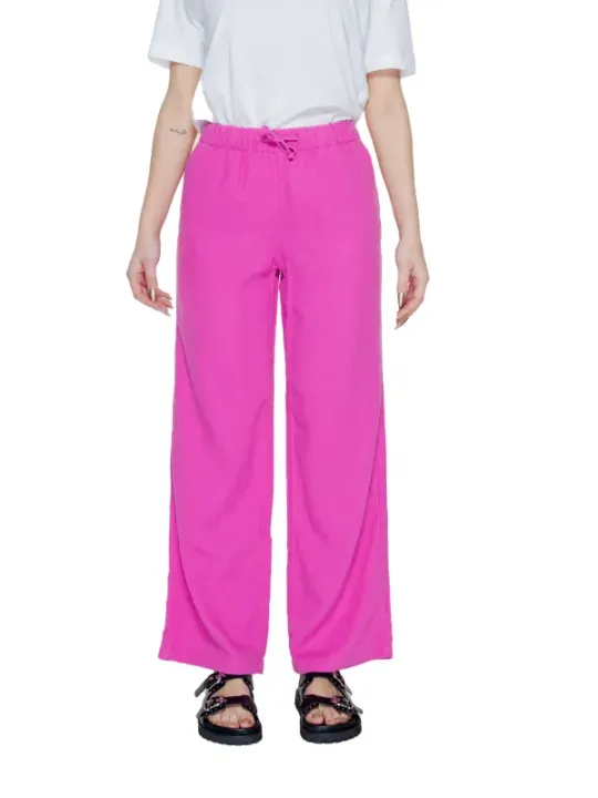 Pinke Schlaghosen mit schwarzen Sandalen