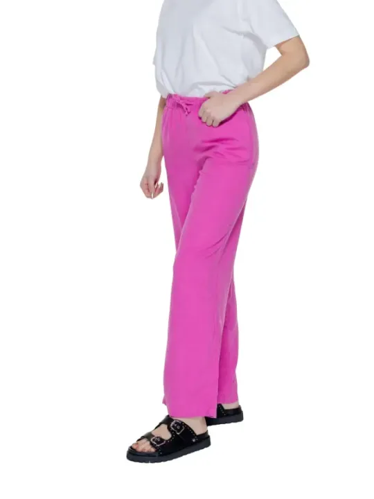 Weißes Hemd, pinke Stoffhose