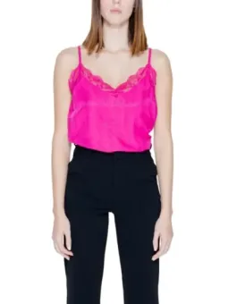 Rosa Top und schwarze Hose