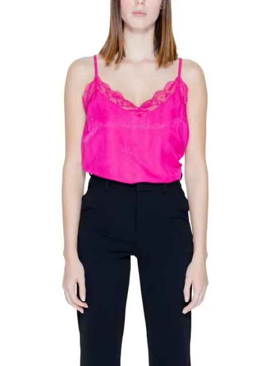Rosa Top und schwarze Hose