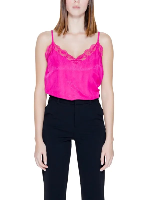 Rosa Top und schwarze Hose