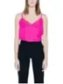 Rosa Top und schwarze Hose