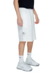 Mann trägt weiße Underclub Bermudas