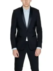 Schwarzer Anzug mit Satinakzenten