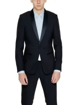 Schwarzer Anzug mit Satinakzenten