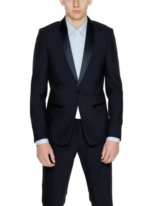 Schwarzer Anzug mit Satinakzenten