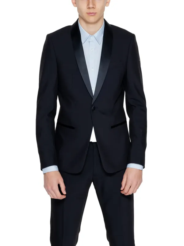 Schwarzer Anzug mit Satinakzenten