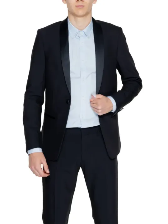 Schwarzes Anzugset mit blauem Detail