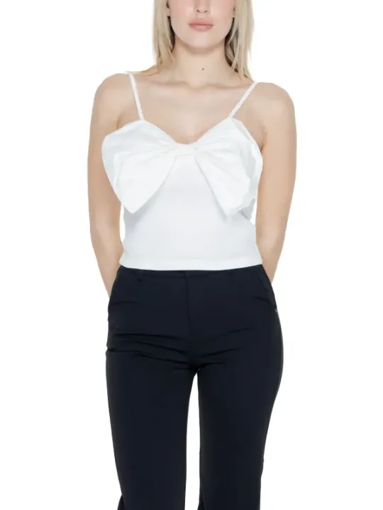 Weißes Top mit schwarzen Hosen