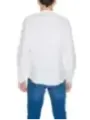 Weißes Hemd mit blauen Jeans
