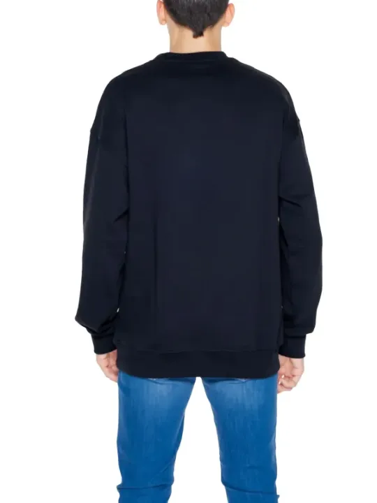 Mann trägt schwarzes Underclub Sweatshirt