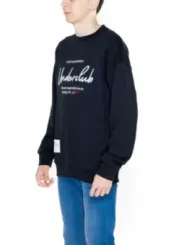 Mann trägt Underclub Brooklyn Sweatshirt