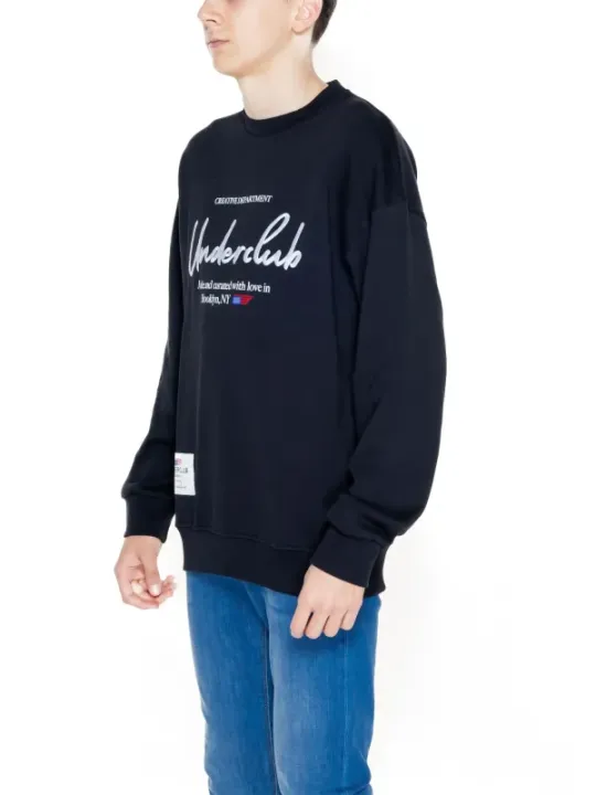 Mann trägt Underclub Brooklyn Sweatshirt