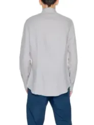 Mann trägt weißes Hemd Hose