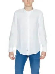 Weißes Hemd, männliches Model trägt