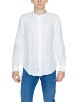 Weißes Hemd, männliches Model trägt